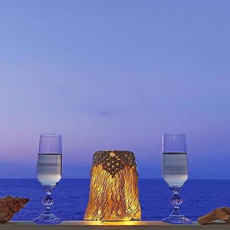 Amazing Beachfront Apartment In Hersonissos Hersonissos (Crete) Exterior foto