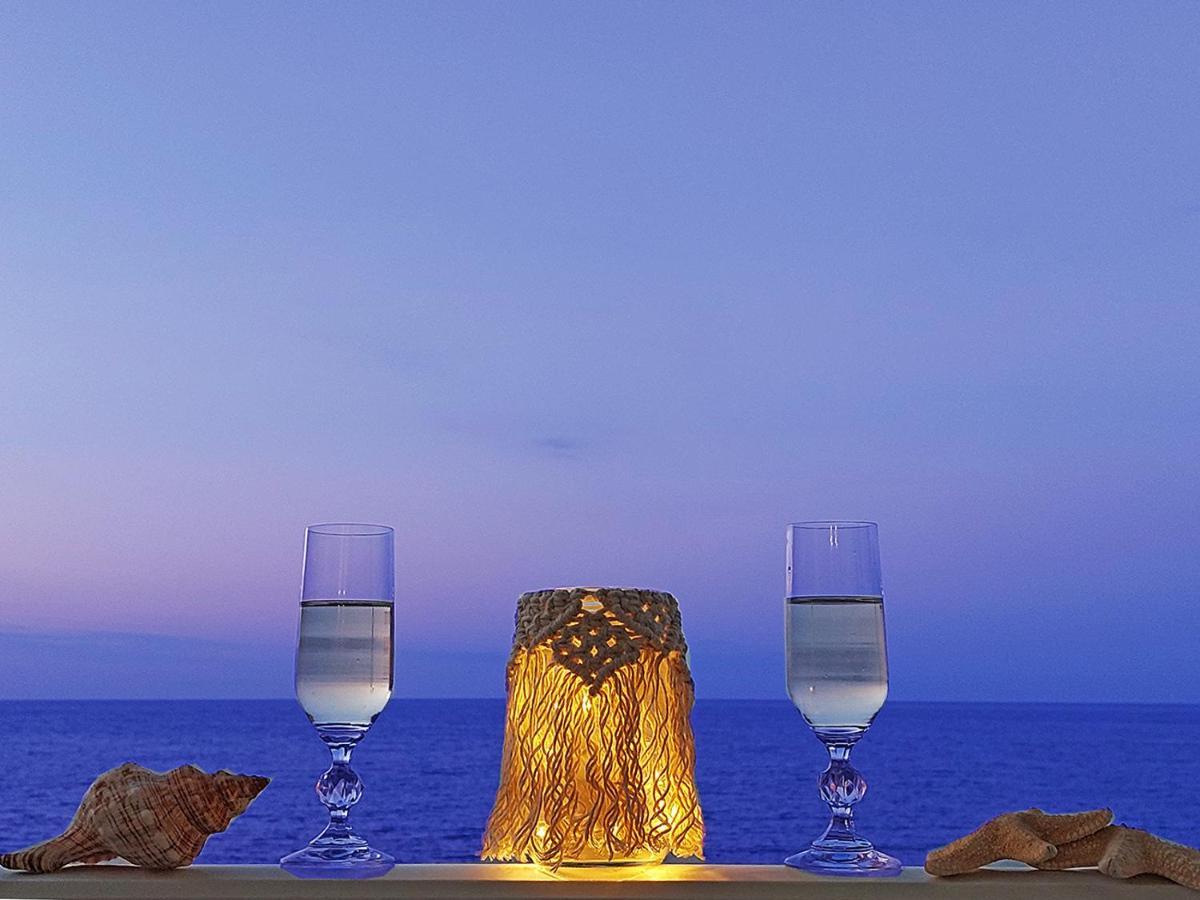 Amazing Beachfront Apartment In Hersonissos Hersonissos (Crete) Exterior foto